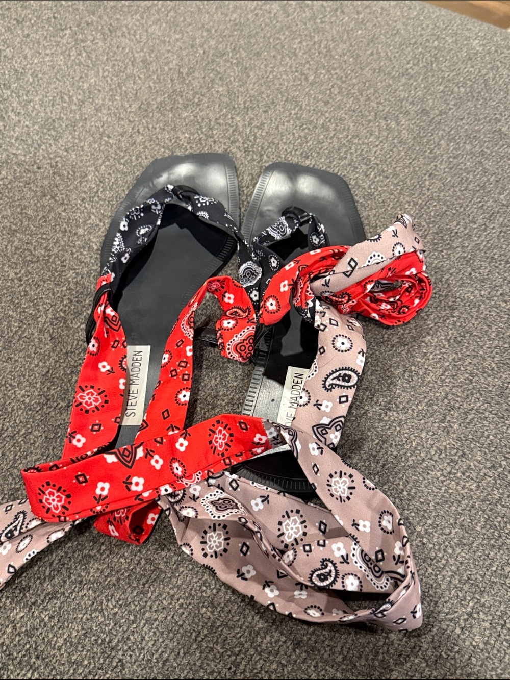 Steve Madden Sasher bandana print wrap-around thong sandals Women size 8 - Picture 2 of 9